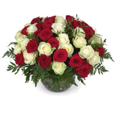 Корзина "Самой нежной" из красных и белых роз с доставкой в Ижевске