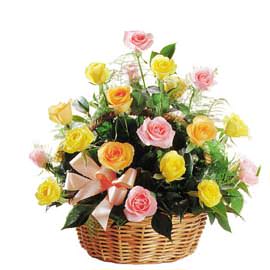 Корзинка с желтыми и розовыми розами с доставкой в Ижевске