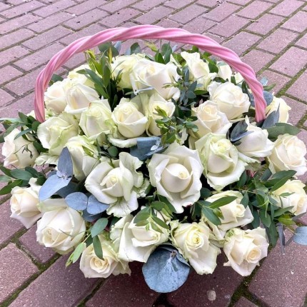 корзина с белыми розами - купить с доставкой в Ижевске