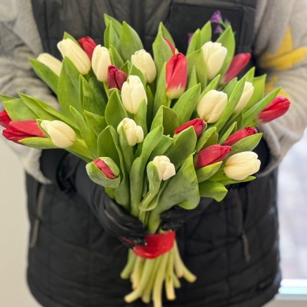 Заказать букет белых и красных тюльпанов недорого с доставкой в Ижевске