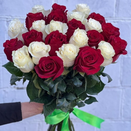 Букет «Баланс» из красных и белых роз - купить с доставкой в Ижевске