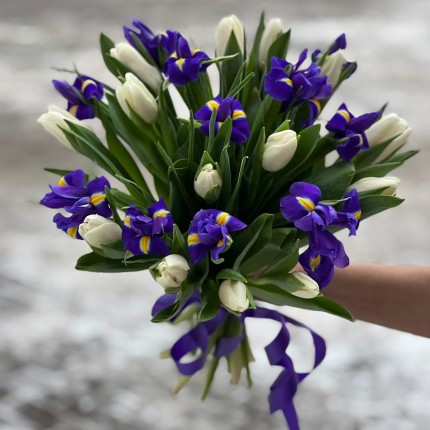 Яркий букет из тюльпанов и ирисов - купить с доставкой в Ижевске
