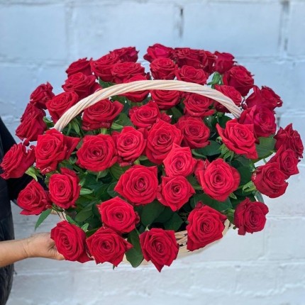 Корзинка "Моей королеве" из красных роз с доставкой в Ижевске