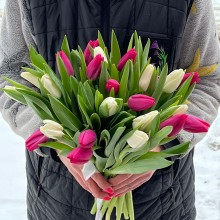 Букет из белых и розовых тюльпанов